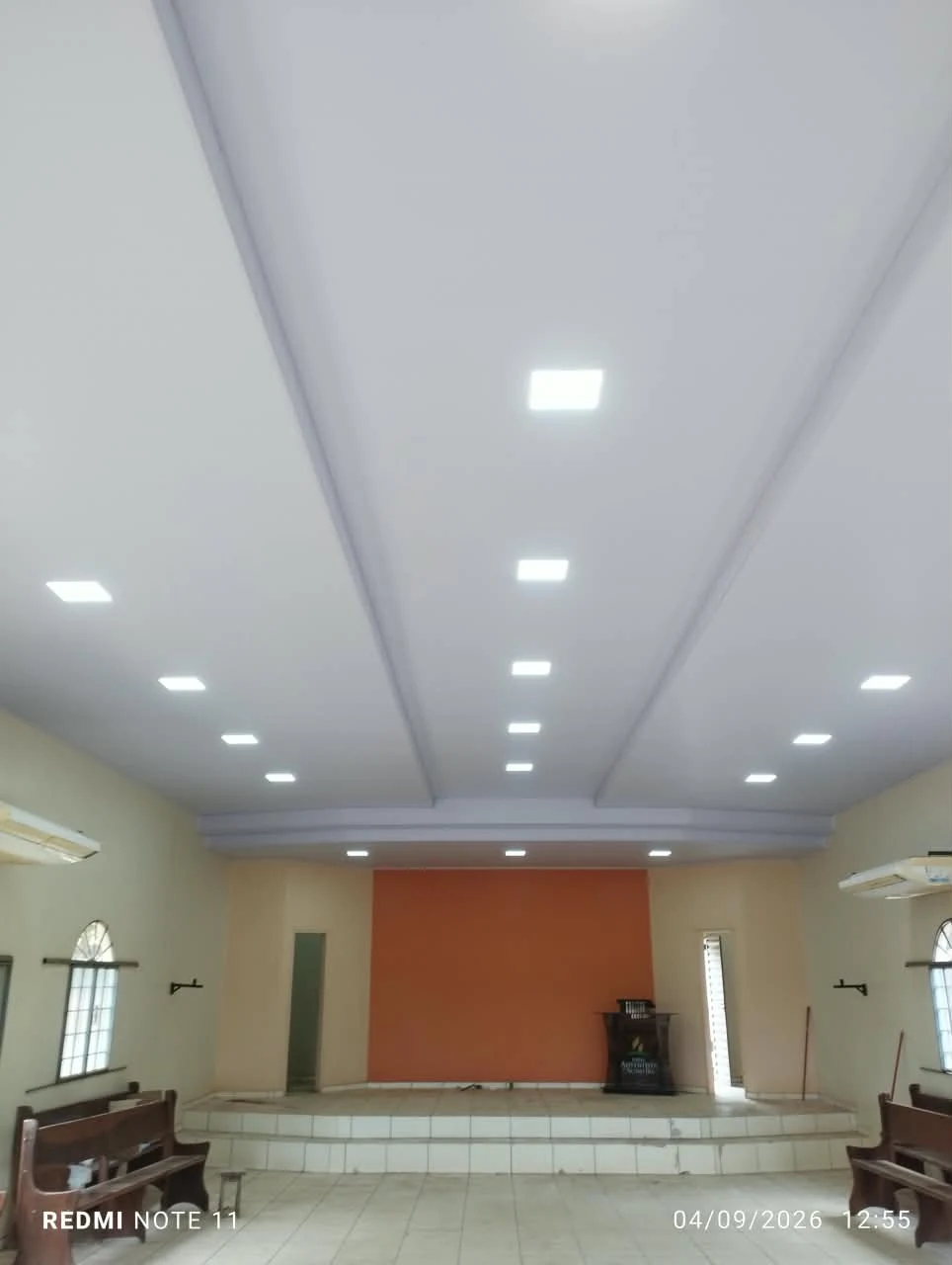 Forro branco instalado em salão com iluminação embutida