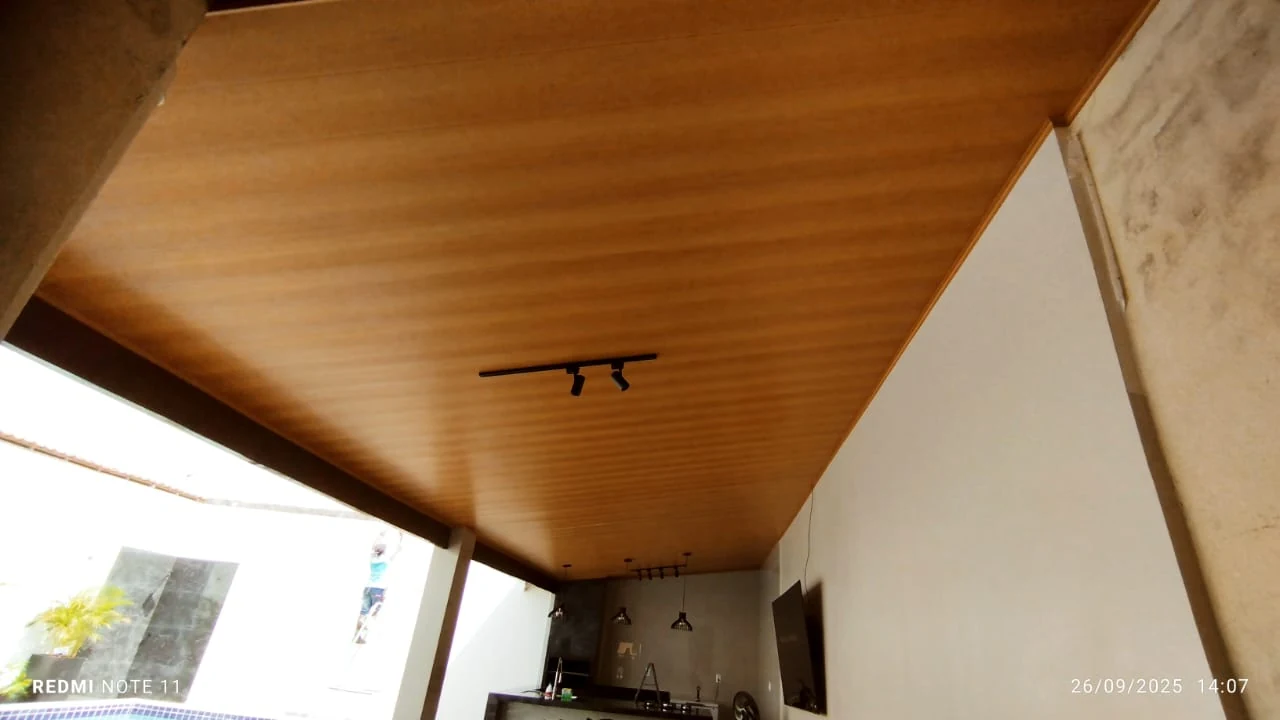 Parede revestida com painéis de textura cinza